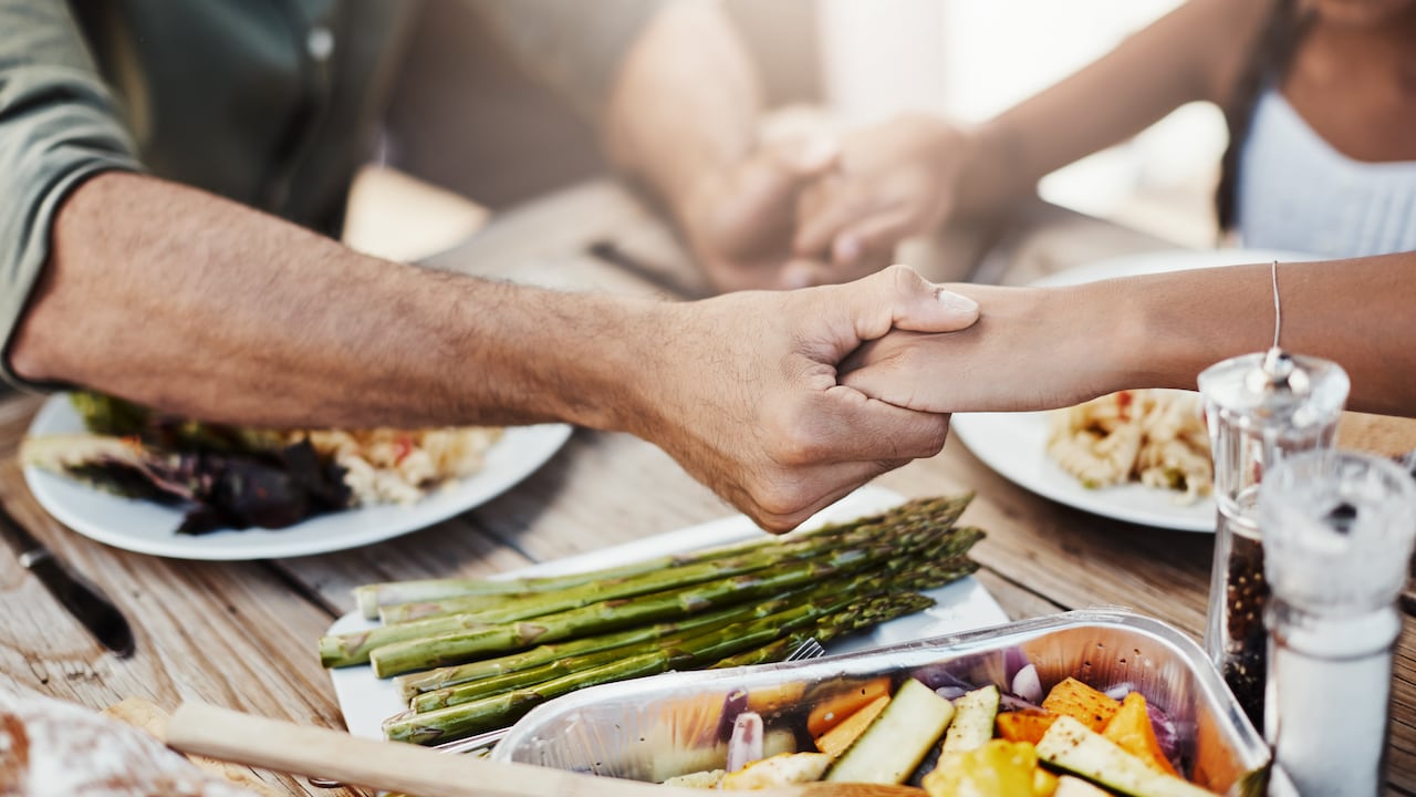Orar por los alimentos es dar gracias a Dios.