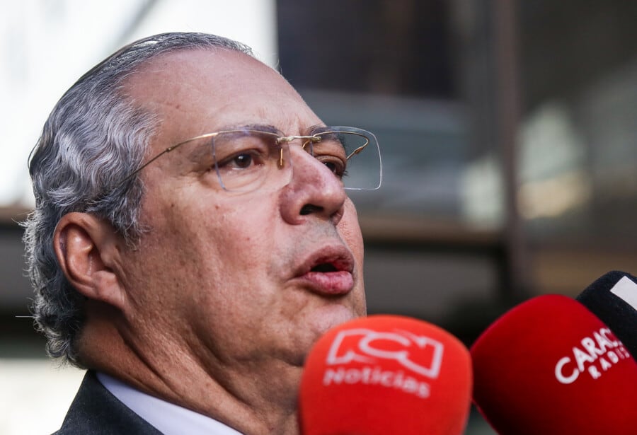 Iván Name, expresidente del Senado, es procesado por presuntamente recibir $3.000 millones en sobornos entregados en el Hotel Tequendama de Bogotá.