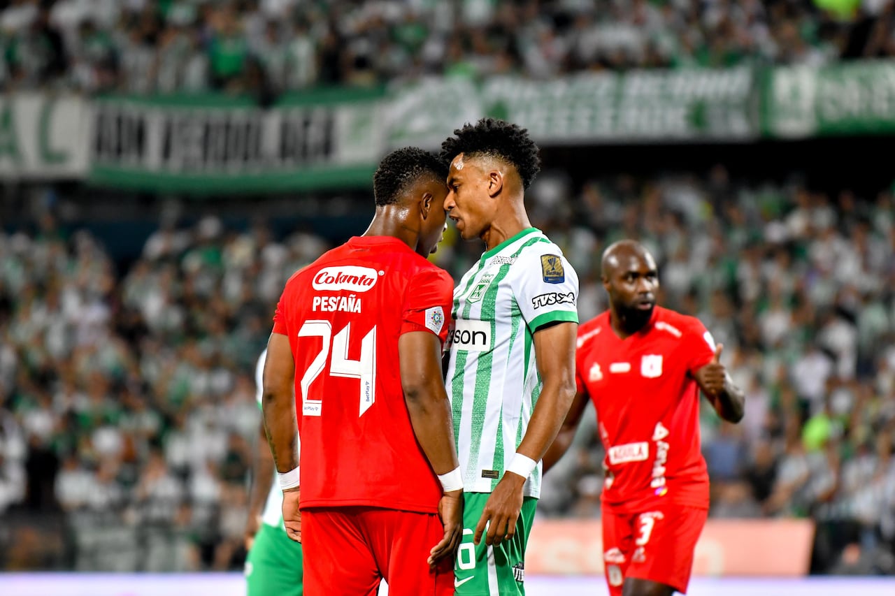 William Tesillo encarándose con Jean Pestaña en un partido de Nacional vs. América