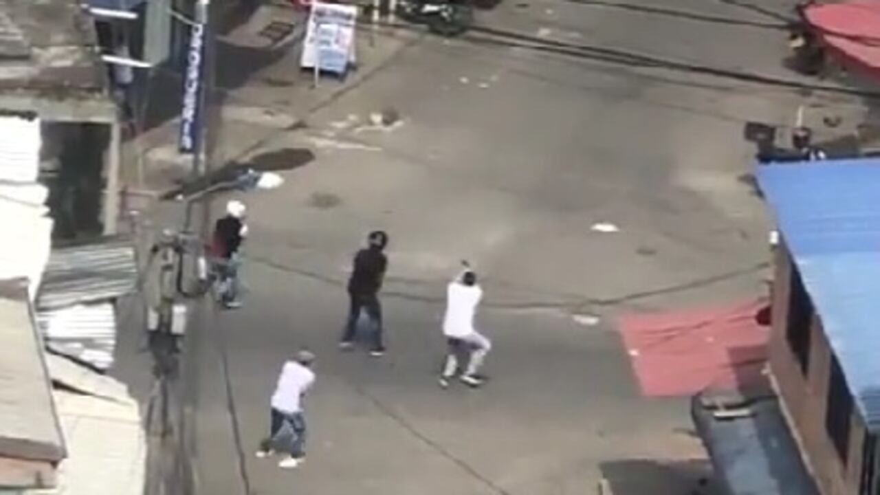 Dos bandas delincuenciales se enfrentan en una calle de Siloé, en Cali.