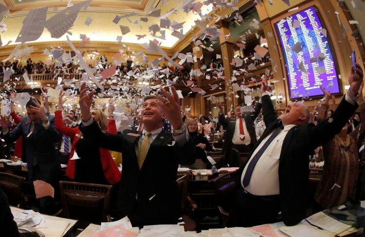 2 de abril - Representantes a la cámara celebran la aprobación de un proyecto de ley de marihuana medicinal sobre el final de la sesión legislativa de 2019 en el Capitolio. FOTO: John Bazemore / AP