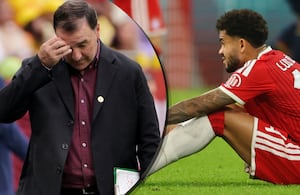 Dolor de cabeza para Néstor Lorenzo (izq.) tras la lesión de Luis Díaz en Bayern Múnich (der.).