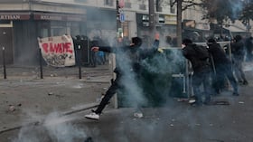 Las protestas en Francia contra el encarecimiento de la vida y el deterioro de los servicios públicos terminaron en enfrentamientos entre manifestantes y autoridades.