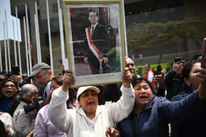 Los partidarios del difunto ex presidente de Perú, Alberto Fujimori, esperan a que su coche pase hacia el Ministerio de Cultura para su velorio en Lima el 12 de septiembre de 2024. El ex presidente de Perú, Alberto Fujimori, quien gobernó su país con puño de hierro y luego pasó 16 años en prisión por crímenes de lesa humanidad, falleció el miércoles a los 86 años en la capital Lima. (Foto de ERNESTO BENAVIDES/AFP)