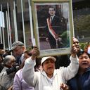 Los partidarios del difunto ex presidente de Perú, Alberto Fujimori, esperan a que su coche pase hacia el Ministerio de Cultura para su velorio en Lima el 12 de septiembre de 2024. El ex presidente de Perú, Alberto Fujimori, quien gobernó su país con puño de hierro y luego pasó 16 años en prisión por crímenes de lesa humanidad, falleció el miércoles a los 86 años en la capital Lima. (Foto de ERNESTO BENAVIDES/AFP)