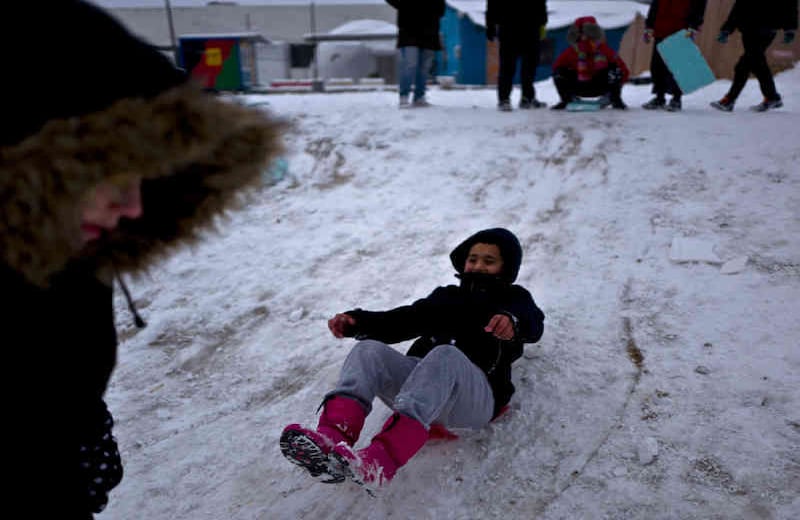Allí 4.500 personas en la isla de Lesbos han sido fuente de críticas al ministro de Migración, Yiannis Mouzalas. Foto: Muhammed Muheisen / AP 