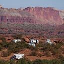 La gente acampa en tierras públicas el día antes del eclipse anular el 13 de octubre de 2023, en las afueras del Parque Nacional Capitol Reef, Utah. Un eclipse solar anular pasará sobre Torrey y el Parque Nacional Capitol Reef en la mañana del 14 de octubre. (Foto de George Frey/Getty Images)