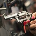 Smith and Wesson: Uno de los fabricantes más conocidos de armas de mano del mundo aunque también produce armas de fuego largas tipo fusil, especialmente para las fuerzas policiales. El último año las acciones de la firma en Nasdaq más que duplicaron su valor al pasar de US$10,3 a US$22,65.