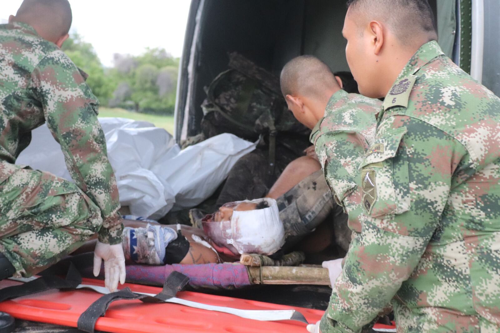 Militares brindan primeros auxilios a integrantes del Clan del golfo heridos en combate.