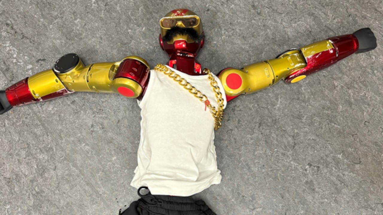La víctima, de 16 años, estaba con dos amigas cuando el robot se le acercó en plena calle.