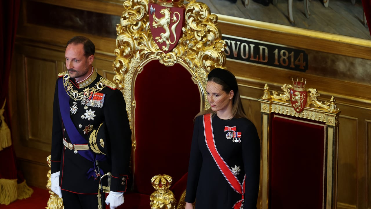 King Haakon VIII de Noruega y su hija la princesa, Ingrid Alexandra. (Photo by Odd ANDERSEN / AFP)