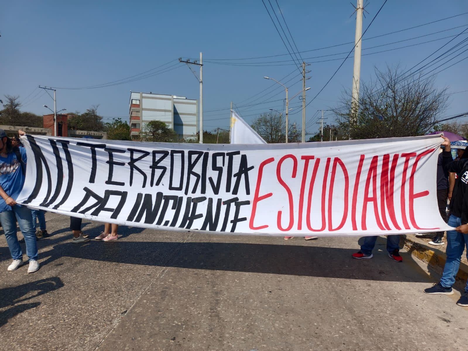 Con pancartas y arengas, protestan estudiantes.
