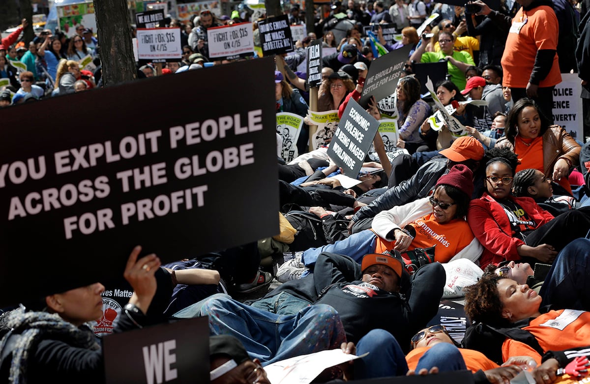 Los manifestantes exigen mayores pagos frente a un McDonald's de Nueva York. Los organizadores de la protesta afirman que se trata de la movilización de trabajadores más grande de Estados Unidos. (AP)
