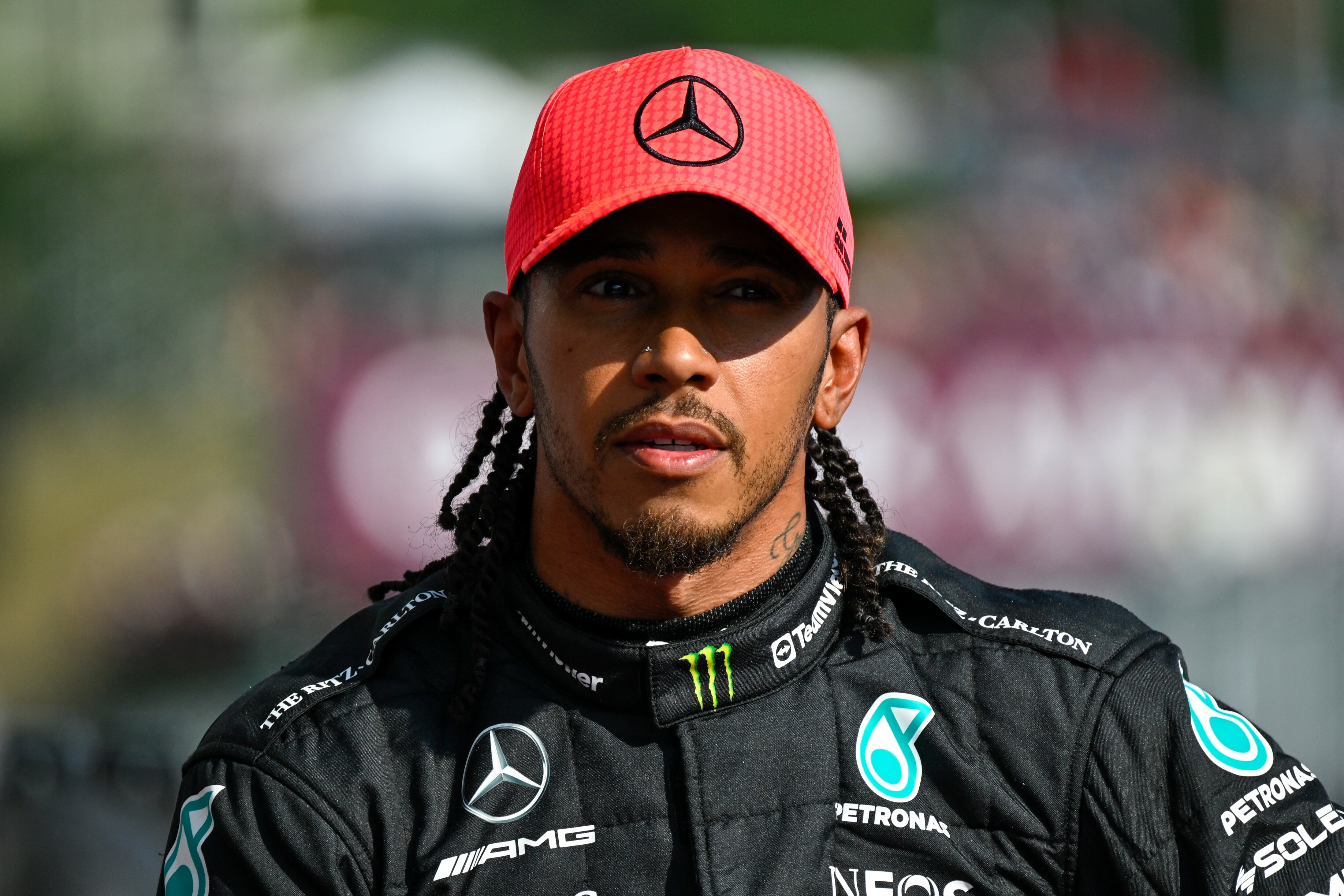 El piloto británico de Fórmula Uno Lewis Hamilton de Mercedes-AMG Petronas reacciona después de marcar el tiempo más rápido durante la sesión de calificación antes de la carrera de autos del Gran Premio de Hungría de Fórmula Uno del domingo, en el circuito de Hungaroring en Mogyorod, cerca de Budapest, Hungría, el sábado 22 de julio de 2023. (Foto AP/Denes Erdos)