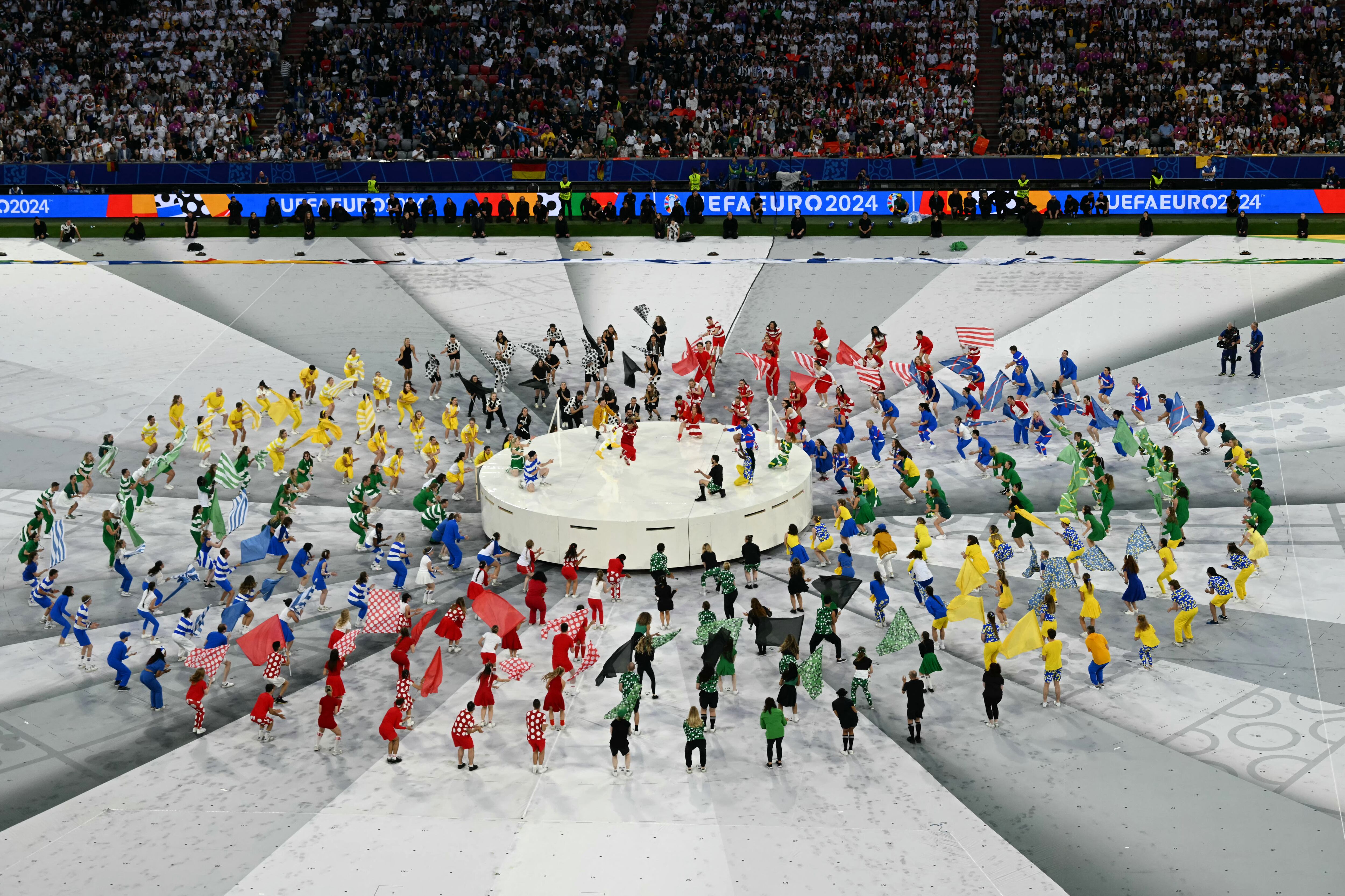 Increíble grupo  de bailarines actúa en la ceremonia de apertura del campeonato de fútbol UEFA Euro 2024 antes del partido entre Alemania y Escocia.