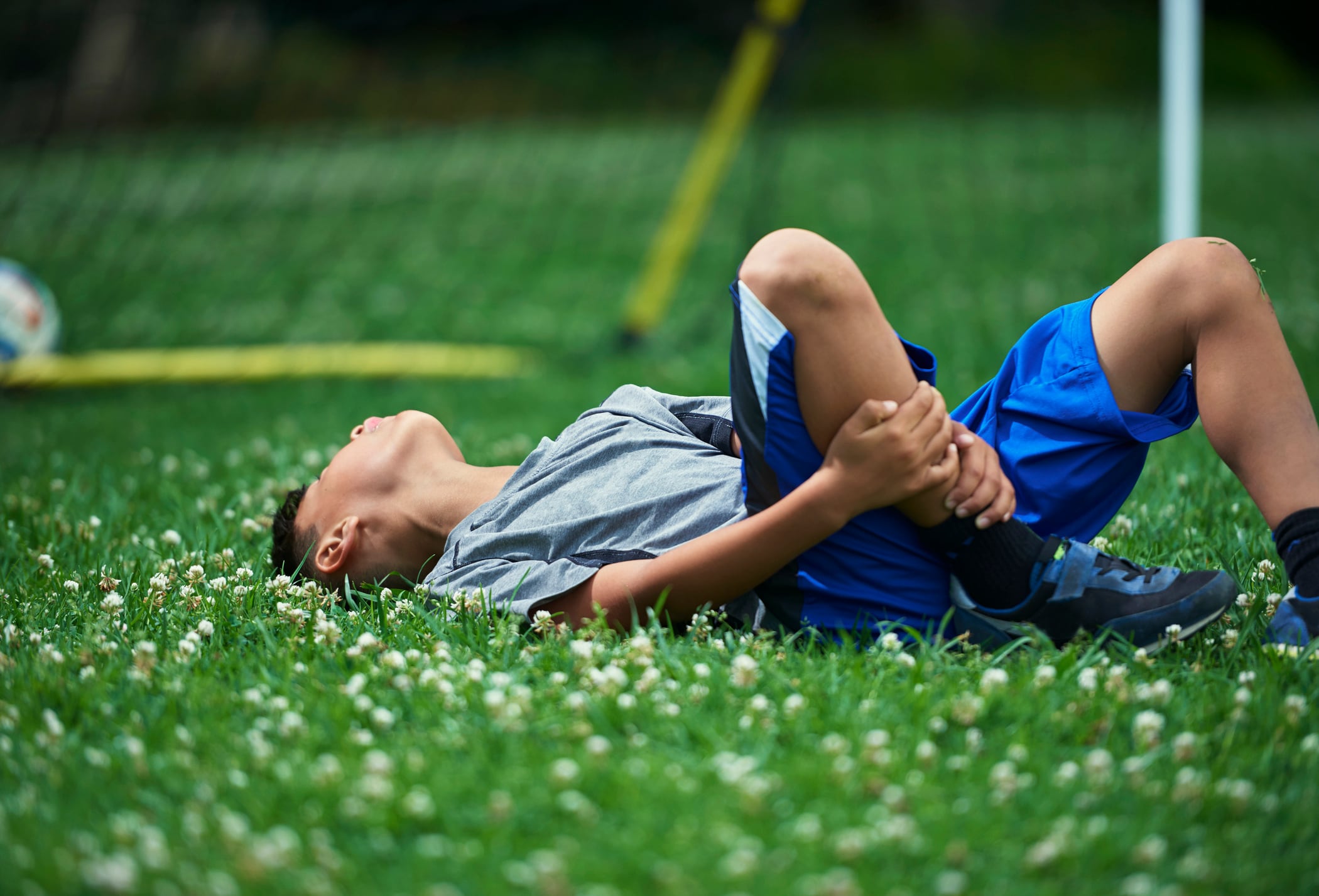 El creciente número de partidos en el calendario de los futbolistas está llevando a una alta incidencia de lesiones. La sobrecarga física y la falta de tiempo suficiente para la recuperación se están convirtiendo en preocupaciones críticas para los clubes y jugadores.