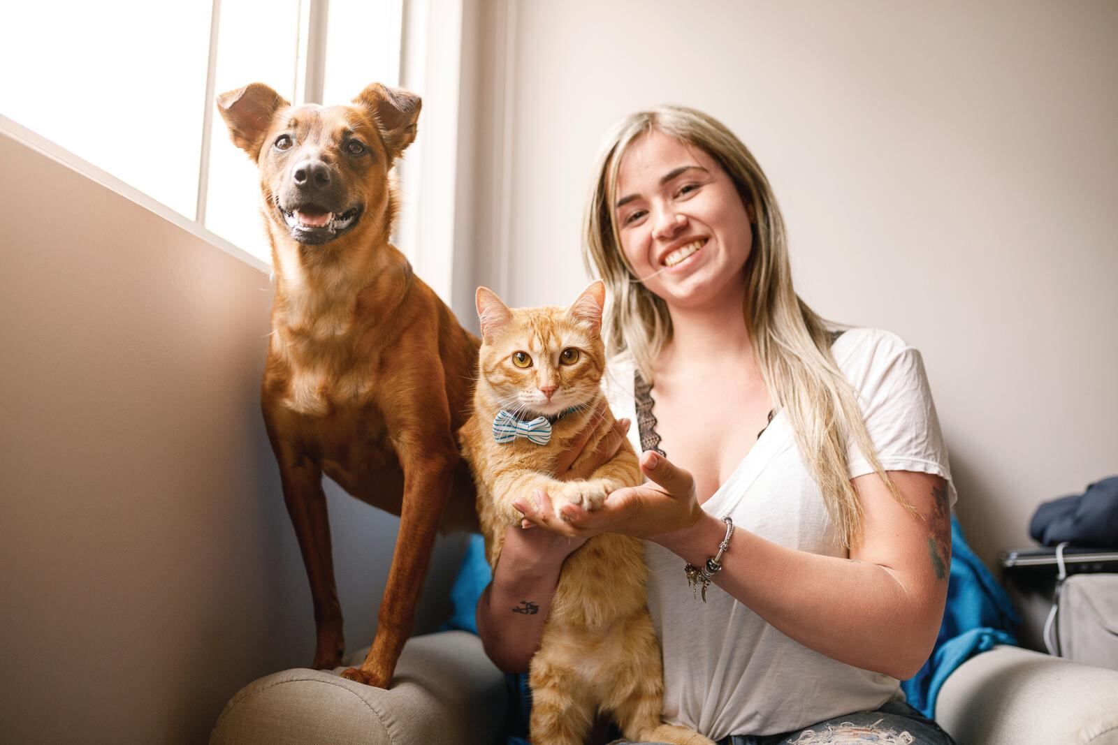 La compañía ofrece recogida y traslado en perímetro urbano, cremación individual o colectiva, entrega de cenizas en urna conmemorativa y recordatorios simbólicos que ayudan a honrar su memoria.