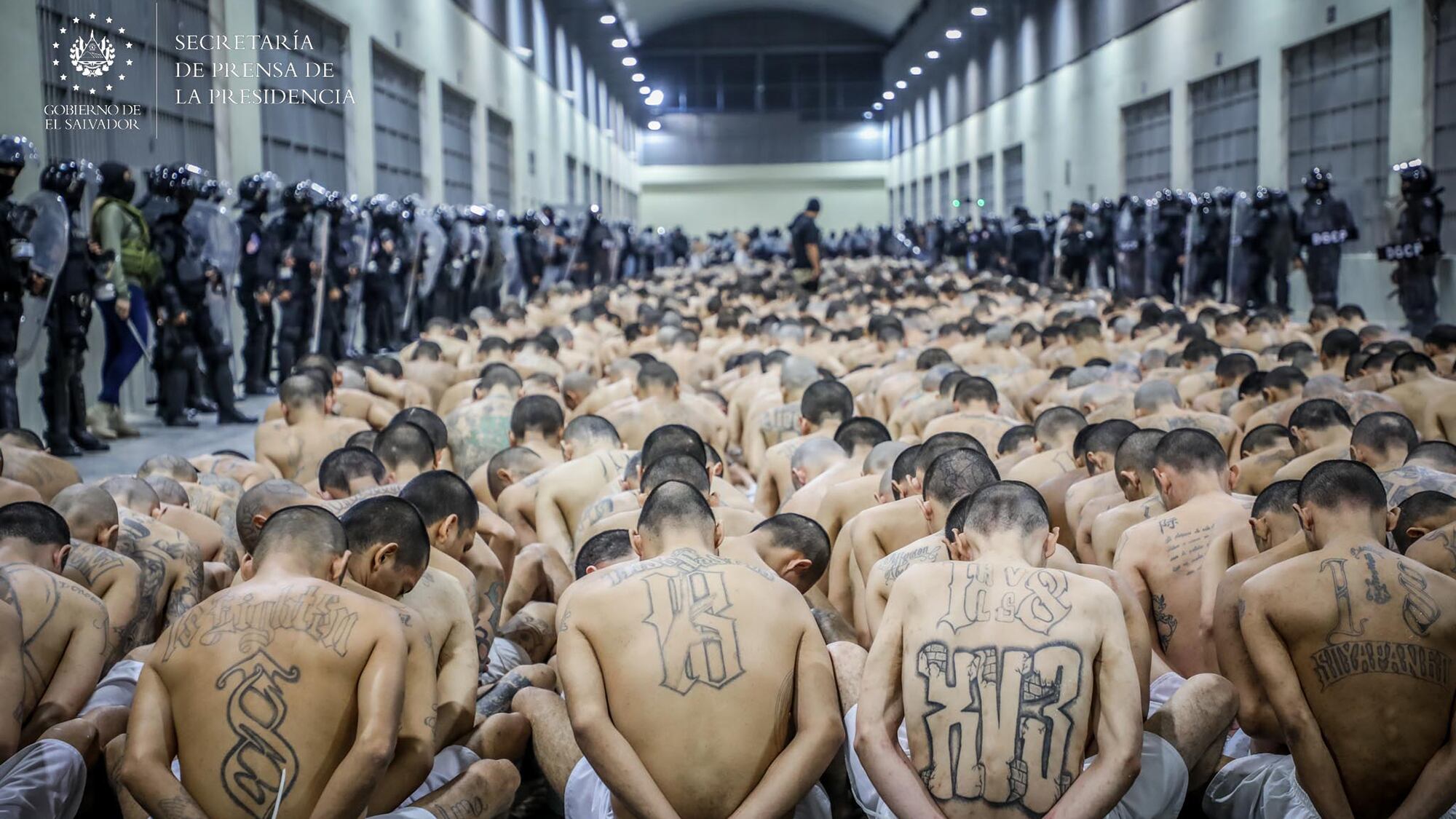 Presidente Nayib Bukele ejecuta el segundo traslado de 2,000 pandilleros al Centro de Confinamiento del Terrorismo
marzo 15 2023