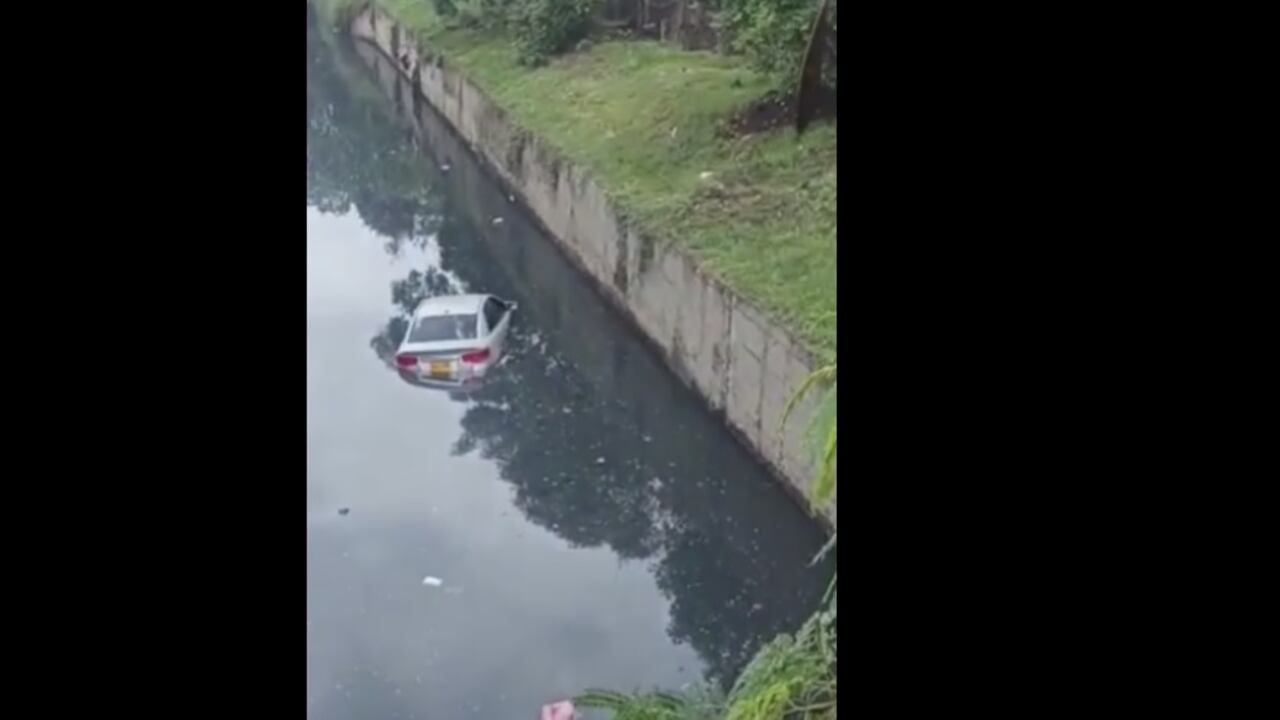 Ciudadanos grabaron el accidente ocurrido a unos metros de la Planta de Aguas Residuales, en el oriente de Cali.