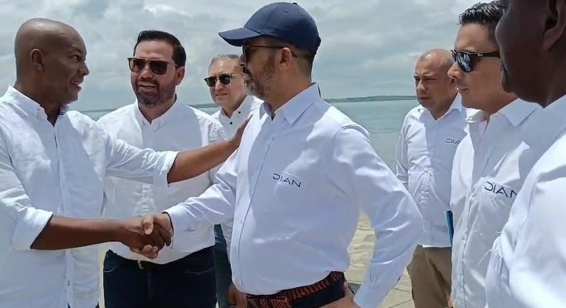 Gobierno nacional y la Dian entregan histórica donación de telas incautadas al contrabando en Tumaco