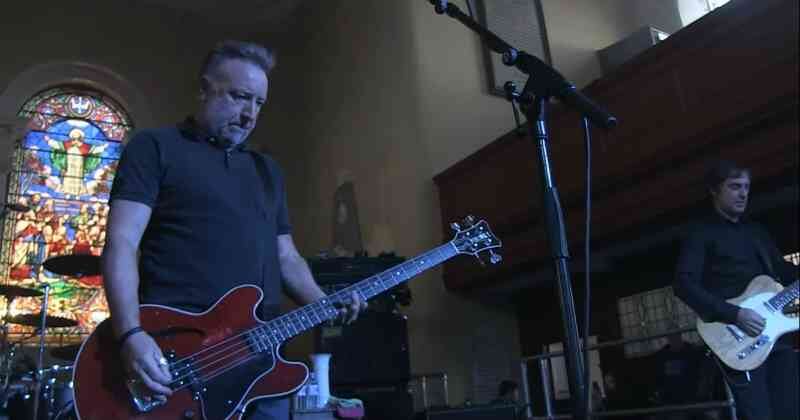 Peter Hook y su banda acompañante The Light ofrecieron un concierto de más de dos horas interpretando todas las canciones de Joy Division.