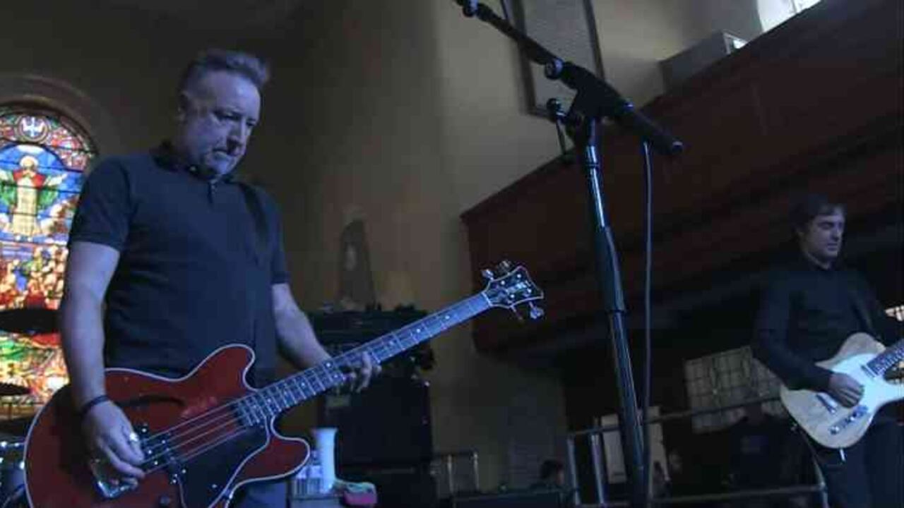 Peter Hook y su banda acompañante The Light ofrecieron un concierto de más de dos horas interpretando todas las canciones de Joy Division.