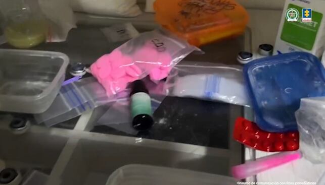 En varias bodegas un grupo de jóvenes tenían un listado de estupefacientes que repartían a domicilio.