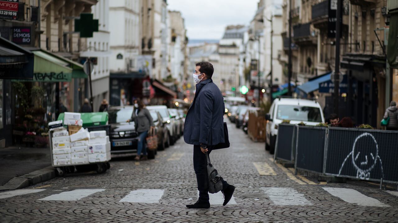 Un hombre caminando con tapabocas en el distrito de Montmartre en París, el 25 de octubre.