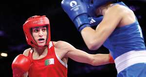 La italiana Ángela Carini (derecha) solo aguantó 46 segundos y abandonó el ring tras recibir un potente derechazo.