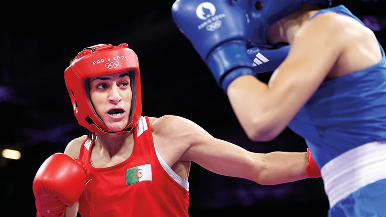 La italiana Ángela Carini (derecha) solo aguantó 46 segundos y abandonó el ring tras recibir un potente derechazo.