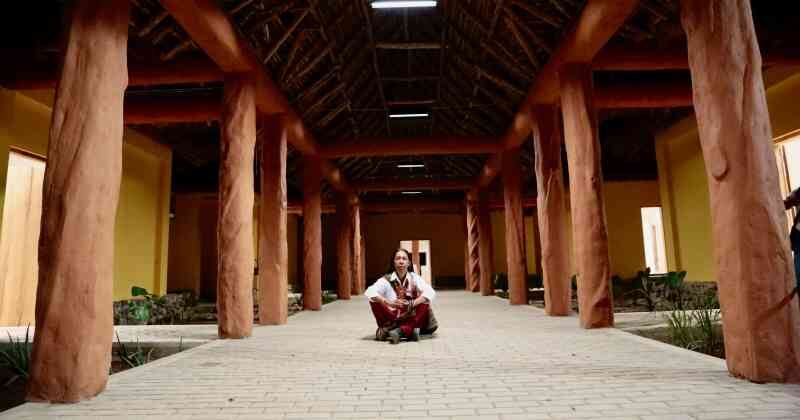 Hugo Jamioy (foto) y el poeta Fredy Chikangana, dos voces en FILBo que integran lo ancestral a sus existencias y sus creaciones. Foto: Fernando González, Mincultura.