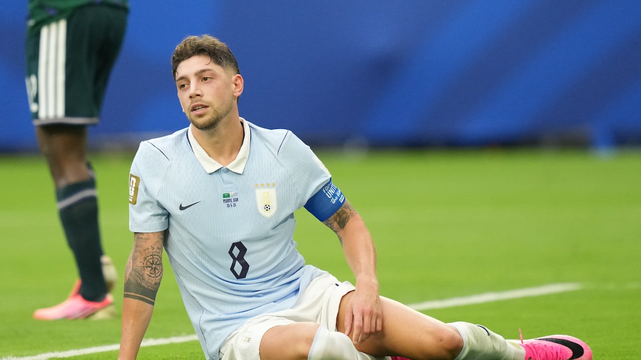 Federico Valverde se lamenta tras una ocasión perdida en Arabia Saudita vs. Uruguay.