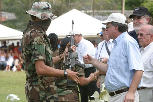 7 de febrero de 2007. Se llevaban a cabo desmovilizaciones y versiones libres de jefes paramilitares en el marco de la ley de Justicia y Paz. En la foto, el entonces Alto Comisionado de Paz Luis Carlos Restrepo recibía el arma de un desmovilizado del Bloque Magdalena Medio.