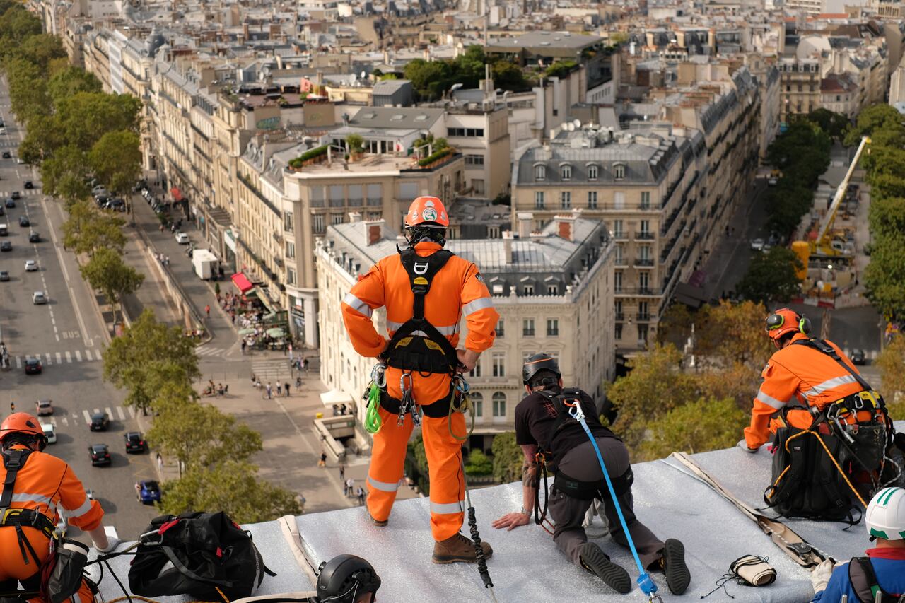 Fabric panels are being unfurled in front of the outer walls of the Arc de Triomphe
Paris, September 12, 2021
—
Matthias Koddenberg