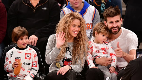 Shakira y Piqué junto a sus hijos, Sasha y Milan.