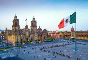 La bandera mexicana ondea sobre el Zócalo, la plaza principal de la Ciudad de México