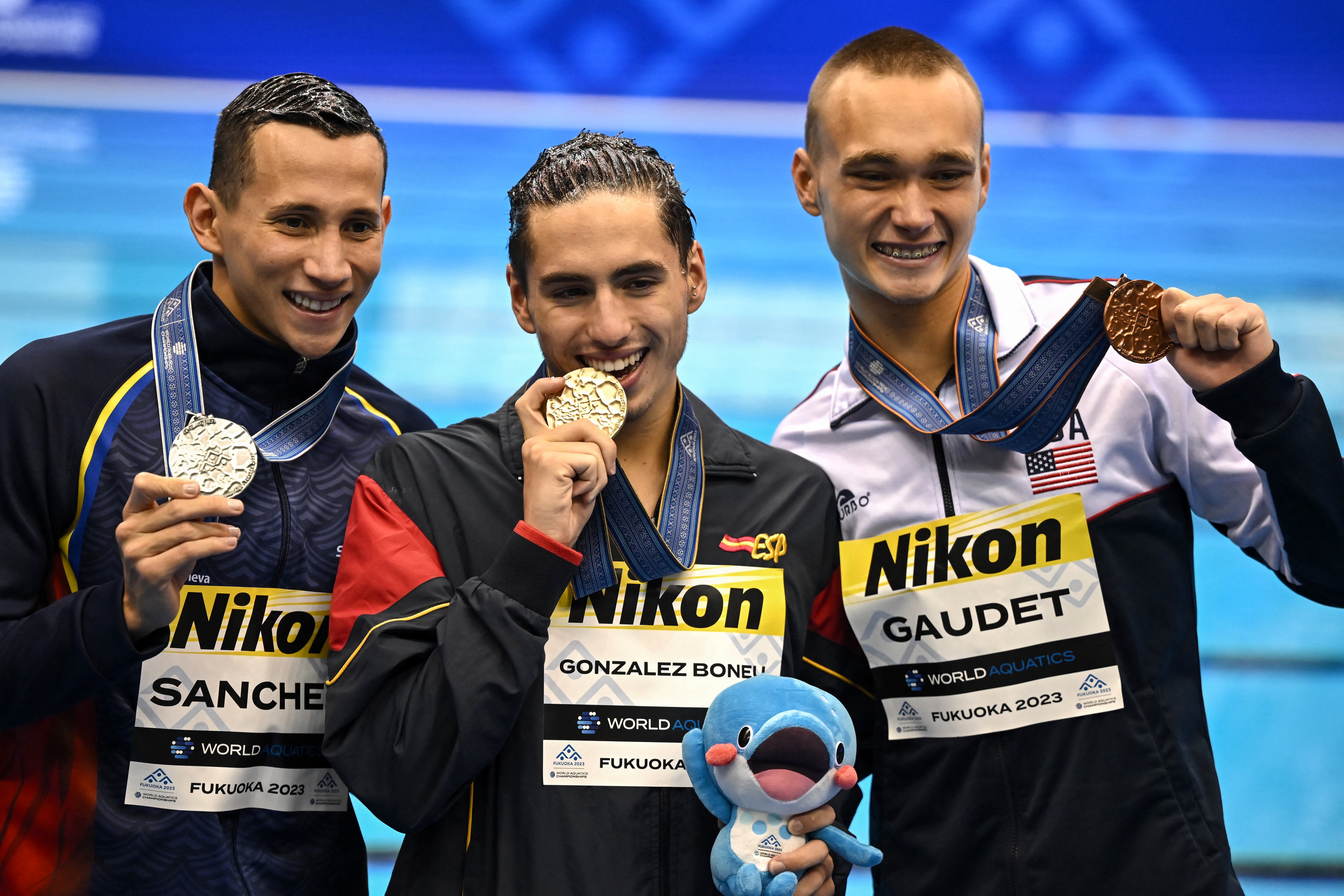 (De izquierda a derecha) Gustavo Sánchez, de Colombia, medallista de plata, Dennis González Boneu, de España, medallista de oro, y Kenneth Gaudet, de Estados Unidos, medallista de bronce, posan durante la ceremonia de entrega de medallas para el evento masculino de natación artística libre en solitario durante el Campeonato Mundial de Natación en Fukuoka el 19 de julio de 2023. (Foto de Philip FONG / AFP)