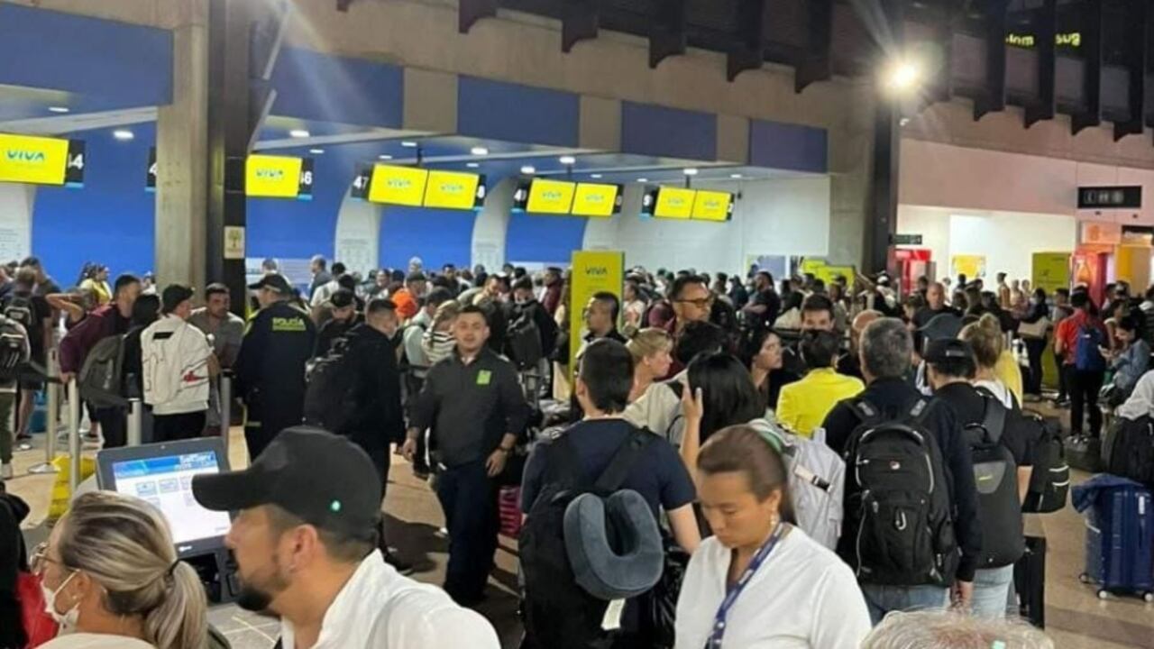 Largas filas en el aeropuerto internacional José María Córdova de Rionegro.