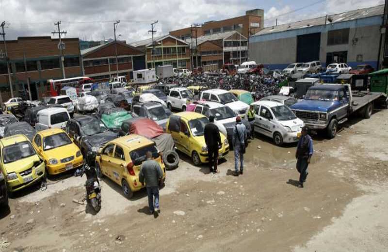 Los carros tienen que permanecer diez días en las calles aledañas a la URI. Foto: Carlos Julio Martínez / SEMANA..