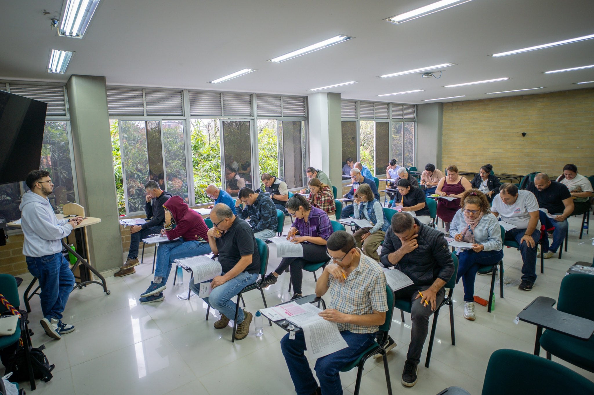 Más de 34 mil profesores (docentes) presentaron la prueba de ascenso y reubicación 2025, dando un paso decisivo en su crecimiento profesional. Una jornada que reconoce su compromiso y fortalece su trayectoria y sigue impulsando la calidad de la educación en todo el país, informó Mineducación.