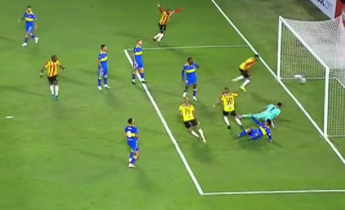 Gol anulado al Pereira.