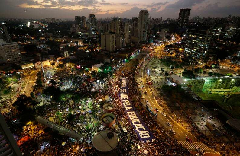 30 de mayo - Los manifestantes marchan contra un recorte masivo en el presupuesto de educación impuesto por la administración del presidente brasileño Jair Bolsonaro, en Sao Paulo, Brasil. La pancarta dice: "Brasil se une para la educación". FOTO: Nelson Antoine / AP