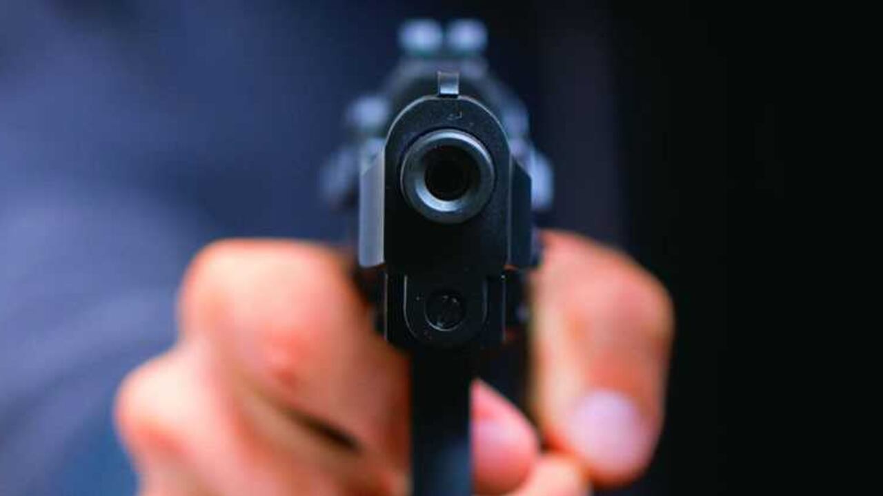 Ocho hombres vestidos de negro y portando armas de largo alcance mataron e incineraron a campesinos.