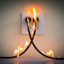 Es importante tomar medidas para evitar que salgan llamas de los enchufes.