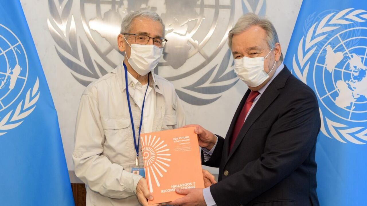 El presidente de Comisión de la Verdad, Francisco de Roux, le entregó el informe al secretario general de las Naciones Unidas, Antonio Gutérres