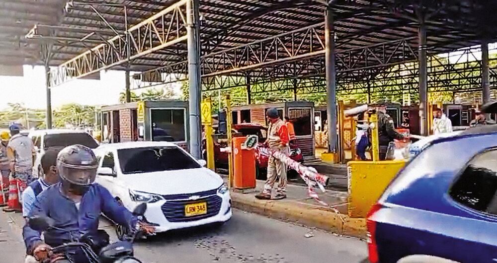     Algunos vehículos se llevan por delante la talanquera del peaje. Otros protestan fuertemente frente a la caseta, quemando todo tipo de material para bloquear el paso.