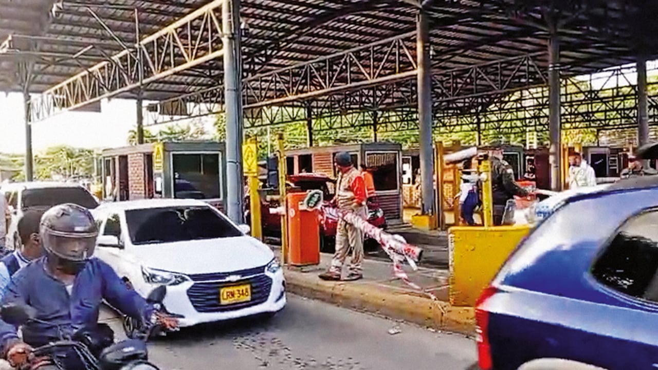 Algunos vehículos se llevan por delante la talanquera del peaje. Otros protestan fuertemente frente a la caseta, quemando todo tipo de material para bloquear el paso.