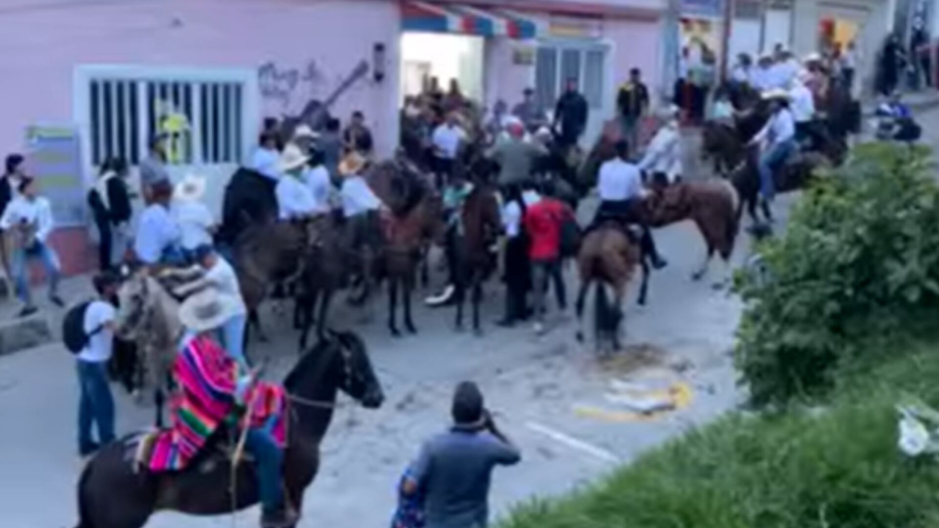 Cabalgata termina en riña en la Feria de Vélez, Santander.