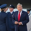 El presidente Donald Trump desciende del Air Force One en la base conjunta Andrews, Maryland.