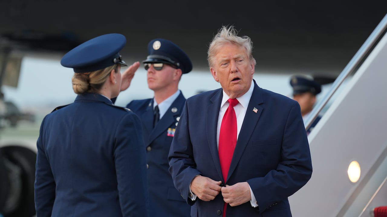 El presidente Donald Trump desciende del Air Force One en la base conjunta Andrews, Maryland.